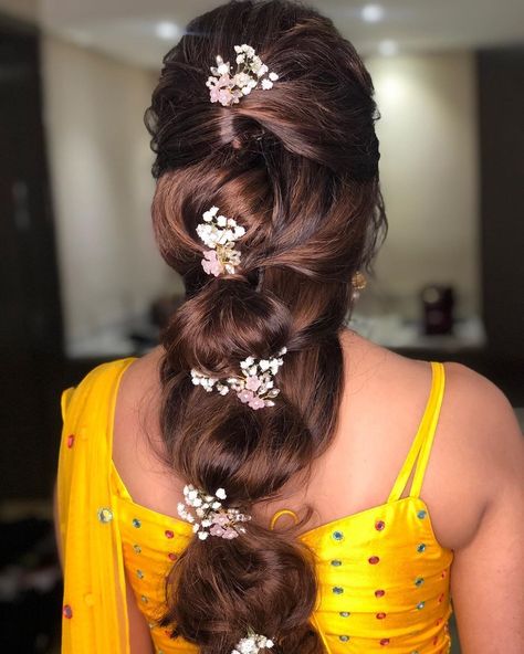 Hairstyles For Mehndi Function, Hairstyles For Mehndi, Hairstyles On Lehenga, Hairstyles For Lehenga, Hairstyle For Lehenga, Simple Bridal Hairstyle, Lehenga Hairstyles, Mehndi Function, Up Hairdos