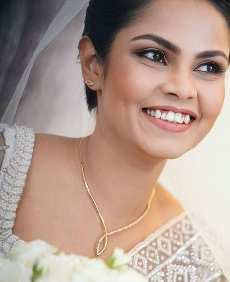 Wedding Necklaces For Bride Gold Simple, Neckless Gold Jewelry Simple, Wedding Neckless, Neckless Gold Jewelry, Neckless Gold, Srilankan Bride, Modern Necklace Design, Jewelry Anklets, Gold Bridal Necklace