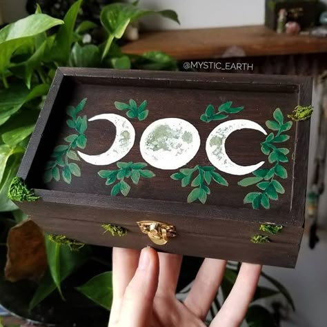 Occult Decor, Hand Painted Wooden Box, Jewelry Box Makeover, Magic Crafts, Painted Wooden Boxes, Painted Jewelry Boxes, Jewelry Box Diy, Witchy Crafts, Incense Burners