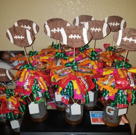 Homecoming Buckets Football, Football Homecoming Gifts For Boys, Youth Football Homecoming Ideas, Football Team Snacks Ideas, Homecoming Gifts For Football Players, Football Homecoming Ideas, Grizzlies Football, Locker Room Decorations, Football Favors