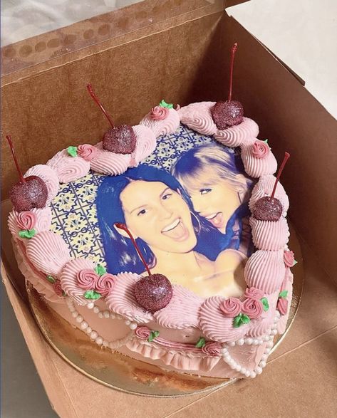 Lana Del Rey And Taylor Swift Cake, Taylor Cake, Lana Del Rey Cake, Bolo Taylor Swift, Taylor Swift Cake, Music Letters, Taylor Swift Birthday, Garden Cakes, Jenni Rivera