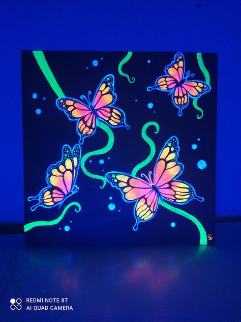 Glow In The Dark Painting Ideas, Neon Canvas Painting Ideas, Neon Painting Ideas Easy, Glow Art, Dark Paintings, Neon Painting, Glowing Art, Paint Night, Candy Table