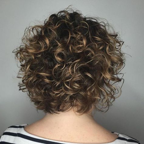 Medium Curly Bob With Subtle Highlights Medium Curly Bob, Dark Blonde Bobs, Lob Haircut Layered, Blonde Curly Bob, Blonde Balayage Bob, Dunner Wordend Haar, Bob Haircut Curly, Messy Curls, Medium Curly