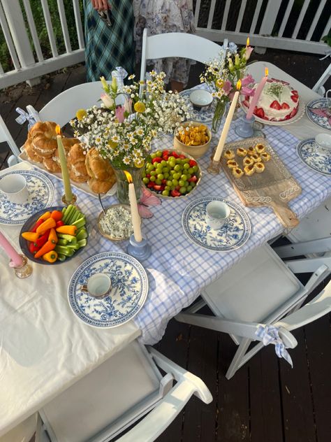 Intimate Garden Party, Party Table Aesthetic, Brunch Tables, Small Garden Party Ideas, Cottagecore Party, Brunch Parties, Table Aesthetic, Garden Party Theme, Girls Brunch