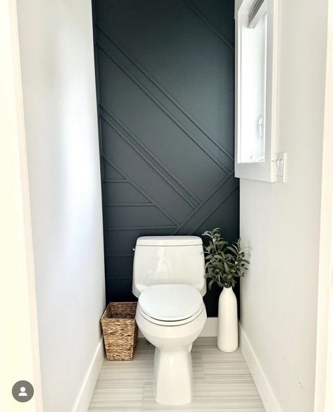 Washroom Accent Wall, Accent Wall Half Bathroom, Half Bath Wallpaper Accent Wall, Half Bathroom Design, Small Half Bathroom, Wc Decoration, Small Half Bath, Half Bath Ideas, Dark Green Bathrooms