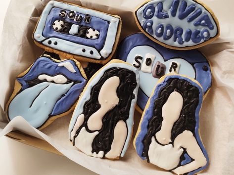 Galletas de mantequilla decoradas con royal icing, inspiradas en Olivia Rodrigo. Olivia Rodrigo Cookies, Cookies Decorated With Royal Icing, Olivia + Core + Aesthetic, Royal Icing Decorations, Cookies Decorated, + Core + Aesthetic, Birthday Cookies, Dua Lipa, Sugar Cookies Decorated