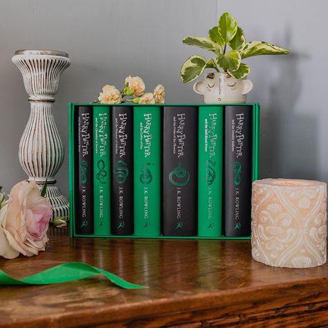 Slytherin Bedroom Decor, Harry Potter Hardcover, Harry Potter Book Set, Harry Potter Box Set, Harry Potter Merch, Harry Potter Hogwarts Houses, Harry Potter Slytherin, Rowling Harry Potter, Harry Potter Illustration