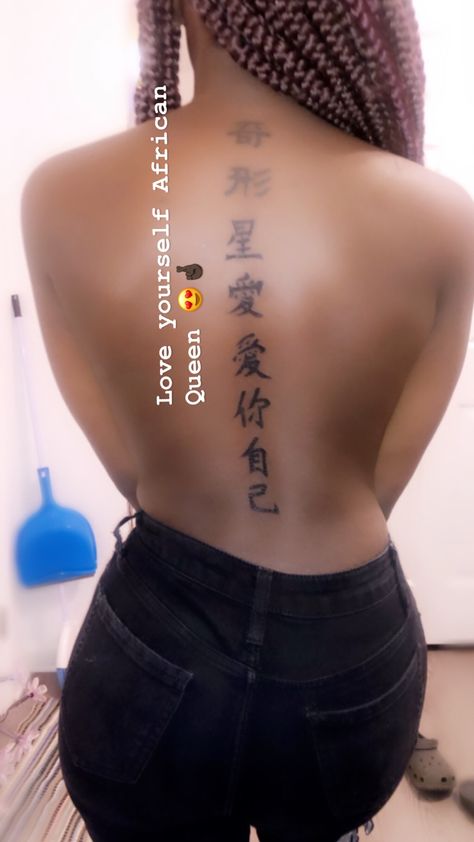 Spine tattoo🤤 Tattoos Chinese, Girl Spine Tattoos, Back Tattoo Women Spine, Tattoo Spine, Faith Tattoo On Wrist, Girl Back Tattoos, Chinese Tattoo, Black Girls With Tattoos, Writing Tattoos