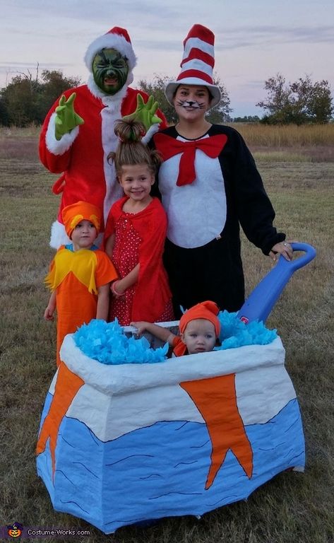 The Grinch Trunk Or Treat Ideas, Cat In The Hat Family Costumes, Dr Suess Characters, Dr Seuss Costumes, Family Themed Halloween Costumes, Dr Seuss Characters, Christmas Parade Floats, Character Halloween Costumes, Clever Costumes