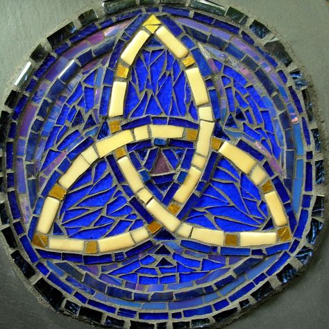 Triquetra Mosaic in Blue and Gold by Margaret Almon by Nutmeg Designs, via Flickr Celtic Mosaic, Witchy Mosaic, Stained Glass Celtic Knot, The Triquetra, Celtic Triquetra, Irish Symbols, Celtic Symbol, Mosaic Stepping Stones, Celtic Heritage