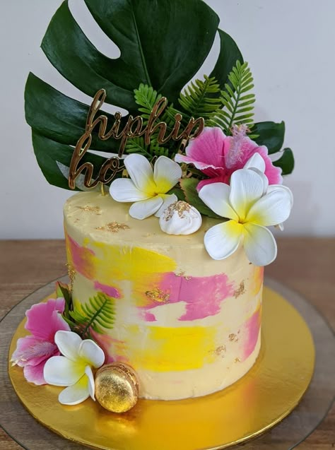 Hawaiian Cake Decorations, Aloha Theme Cake, Tropical 1st Birthday Cake, Aloha Party Cake, Luau Deserts, Hawian Cake Ideas, Tropical Party Cake Ideas, Aloha Centerpieces, Tropical Flower Cake