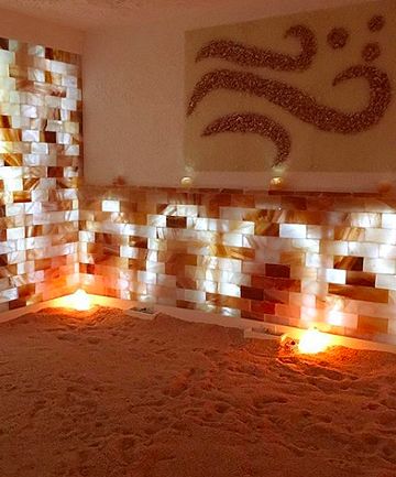 Himalayan Salt Cave Diy, Salt Room Benefits, Himalayan Salt Cave, Salt Room Therapy, Salt Cave Spa, Himalayan Salt Room, Deco Spa, Salt Wall, Healing Centre