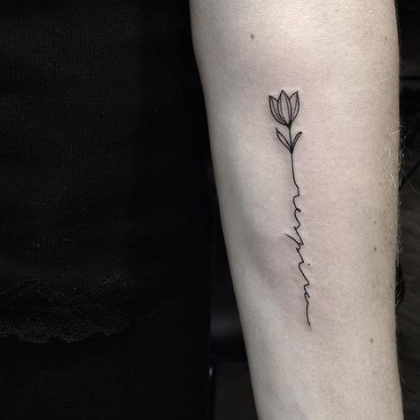 Flower tatoo Tulip Tattoos, Minimalist Tattoo Meaning, Paris Tattoo, Typography Tattoo, Tulip Tattoo, Flower Tattoo Arm, Delicate Tattoo, Minimalist Tattoos, Tattoo Arm