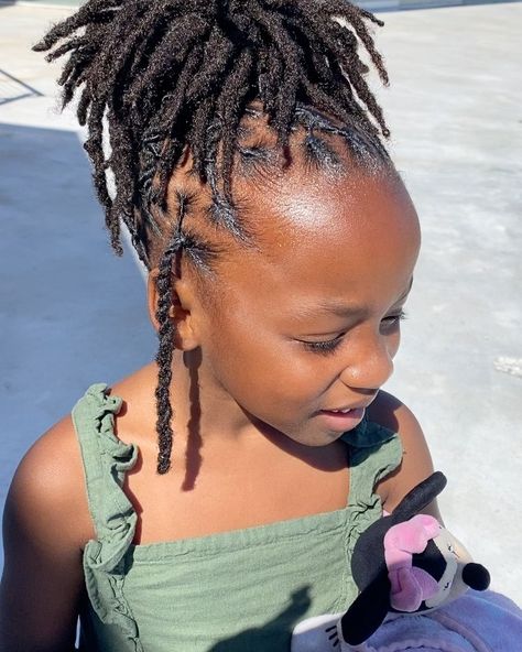 Martoneice Bren’yae on Instagram: “🗣🗣LITTLE LOYAL CLIENT ALERT 🚨 SHE SAID SHE WANTED A HIGH PONY 🔥 @kingsbarberandbeauty • • #texashairstylist #iamlocd #sanantoniolocs…” Loc Hairstyles For Kids, Kid Loc Styles, Kids Dreads Hairstyles, Kids Loc Styles, Kid Locs, Rey Hair, Girl Locs, Dreadlocks Girl, Black Kids Braids Hairstyles