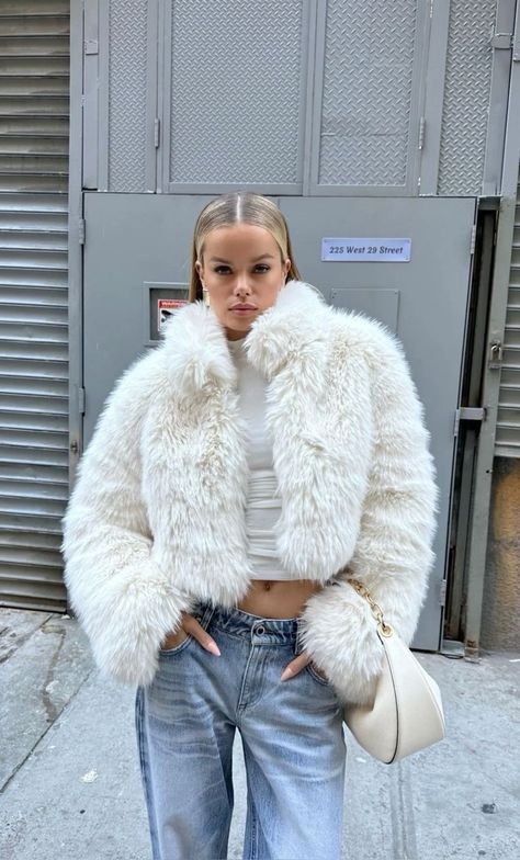 Clean Girl Instagram, Fuzzy Jacket Outfit, Style Inspo Aesthetic, White Jacket Outfit, Fur Jacket Outfit, Scandi Fashion, Model Woman, Denim Jacket With Fur, Jacket Outfit Women