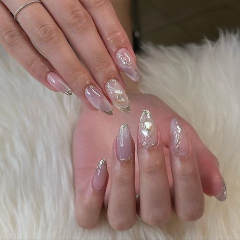 White Douyin Nails, Douyin Nails, Gold Chrome Nails, 2024 Nails, Hello Nails, White Acrylic Nails, Unique Acrylic Nails, Prom Nails, Floral Nails