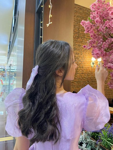 Cute curly hairstyle with purple bow for brunette
Fabulous place with flowers and brick walls
Puffy purple dress Lavender Dress Aesthetic, Purple Cute Dress, Purple Dress Aesthetic, Annika Volkov, Beautiful Pose, Purple Girls Dress, Light Purple Dress, Royal Girls, Purple Cute