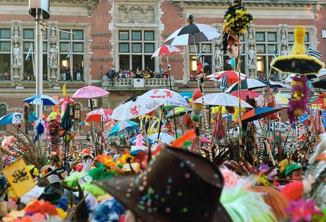 Découvrez le carnaval de Dunkerque, l'un des plus grands carnavals de France, avec Nice. Une fête qui rappelle aussi les fêtes que faisaient les marins avant de partir pêcher la morue en Islande. Mardi Gras, Umbrella, France