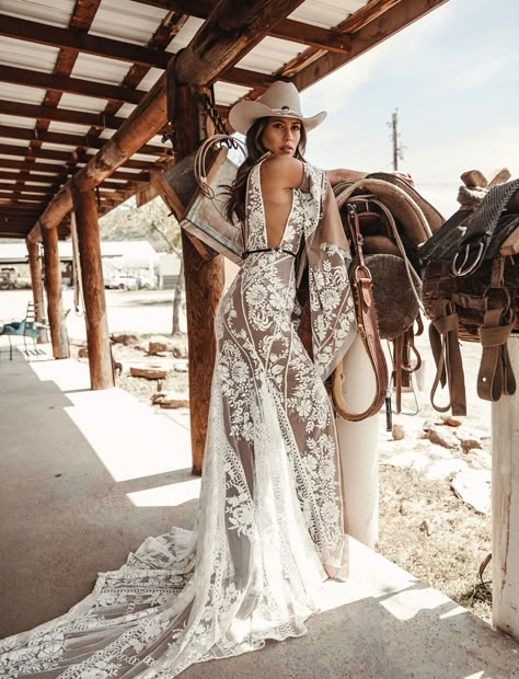 Western Style Wedding Dress, Canyon Wedding, Western Style Wedding, Cowgirl Wedding, Western Wedding Dresses, Boda Mexicana, Backless Prom Dresses, Western Wedding, Green Wedding Shoes