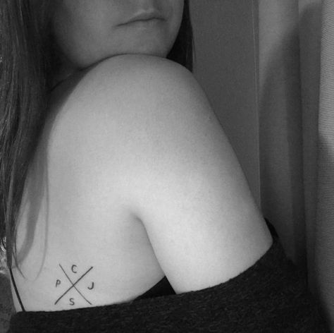 Family tattoo with a compass looking X and each of their first initials #tattoo #familytattoo #tattooideas Family Initials Tattoo, Family Initial Tattoo Ideas, Initials Tattoo, Tattoo Alphabet, Body Positivity Art, Family Tattoo, 4 Tattoo, Initial Tattoo, Positive Art