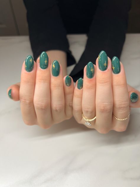 Emerald Green Nails Short Almond, Nail Inspo Dip Powder Almond, Elegant Green Nails Classy, Dark Green Nails For Wedding, Green Nails Simple Design, Winter Nails Biab, Dark Green Simple Nails, Biab Nails Green, Blue And Green Nails Short