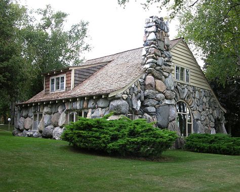 The term "cottage" has no shortage of architectural interpretations, as illustrated in this slideshow excerpt from photographer Douglas Keister's book, 500 Cottages. Canadian Cottage, Cabin Home Decor, Rock Houses, Charlevoix Michigan, Mushroom Houses, Stone Cabin, Stone Buildings, Fine Homebuilding, Cabin Home