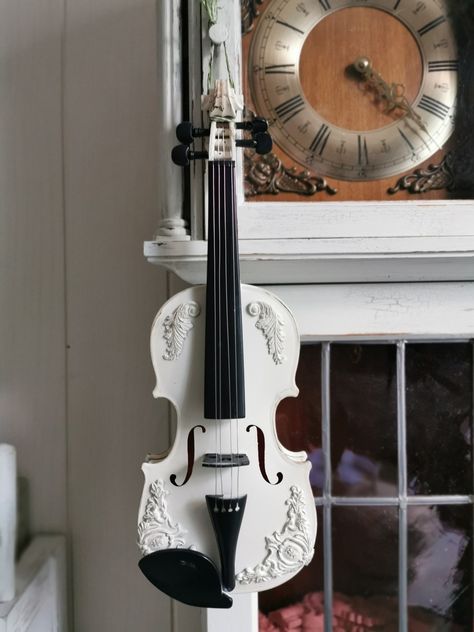 Violin Design Ideas, Violin Aesthetic, Piano And Violin, Viola Instrument, Cool Violins, Violin Art, Violin Design, Instruments Art, Fantasy Props