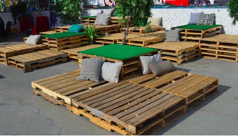 Festival Seating, Surf Bar, Pallet Display, Streetscape Design, Pallet Seating, Beach Furniture, Outdoor Cinema, Public Space Design, Outside Seating