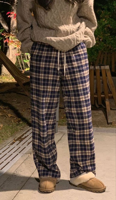 Cool Pj Pants, Flannel Pajamas Aesthetic, Pj Pants Aesthetic, Pajamas Photography, Pajama Pants Aesthetic, Aesthetic Pajama Outfit, Baggy Pajamas, Pj Pants Outfit, Pjs Ideas