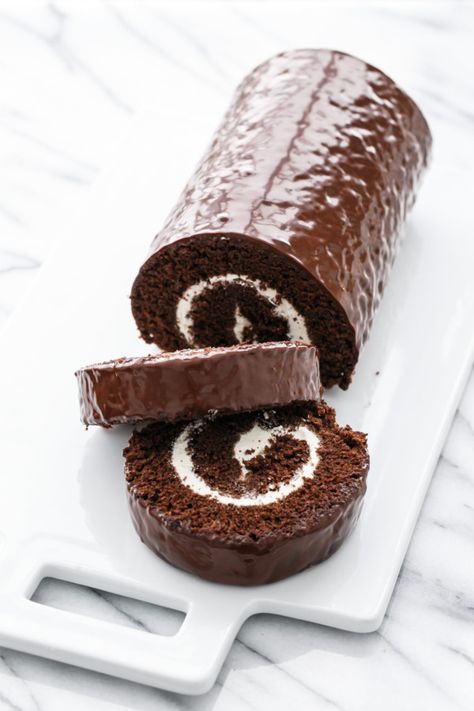 Giant Homemade Swiss Cake Roll Swiss Cake Roll, Swiss Cake, Chocolate Roll Cake, Cake Roll Recipes, Chocolate Roll, Kolaci I Torte, Dark Chocolate Cakes, Swiss Roll, Roll Cake