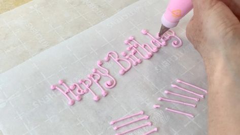 Writing Icing Recipe, Writing On Cakes, Cake Decorating Writing, My Cake School, Buttercream Techniques, Piping Tutorial, Metallic Cake, Cupcake Videos, Chocolate Letters