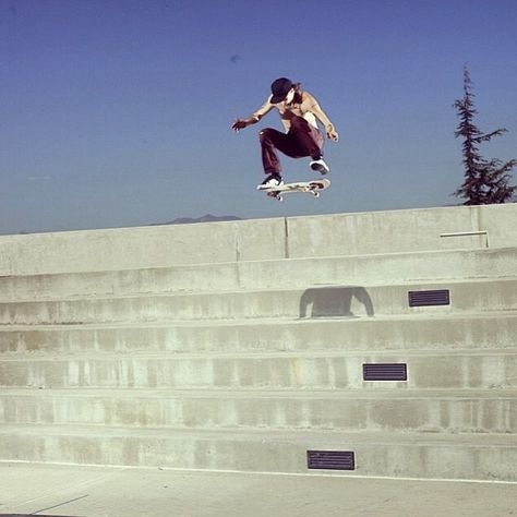 Erik Ellington - Switch Frontside Flip - Ph. Atiba Erik Ellington, Skateboard, Louvre, Building, Travel