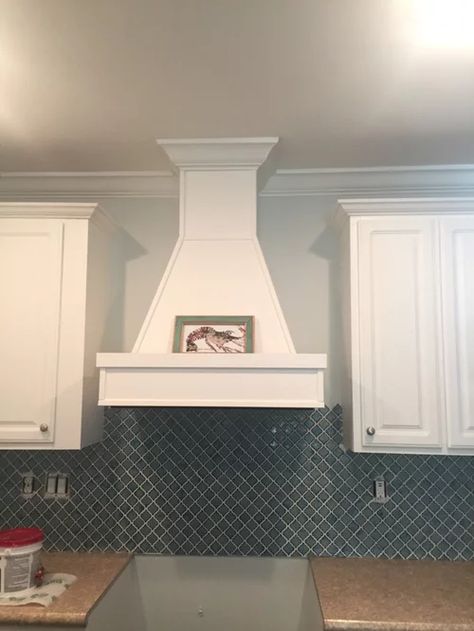 Backsplash behind hood Black Splash Behind Stove, Tile Behind Range Hood, Backsplash Behind Range Hood, Kitchen Vent Hood, Oven Hood, Kitchen Vent, Creek House, Black Splash, Kitchen Backsplash Designs