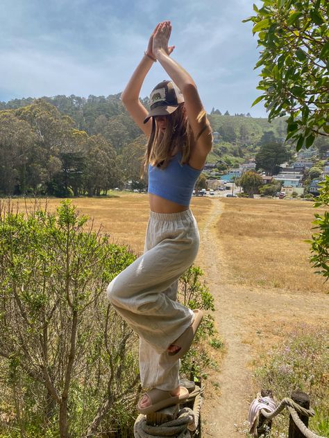 Hill Station Outfit Ideas Summer, Mountain Aesthetic Outfit Summer, Granola Workout Outfit, Outdoor Outfit Aesthetic, Granola Camping Outfits, Roadtrip Outfit Aesthetic, Summer Outfits Camp, Backpacking Outfits Women, Salty Granola Aesthetic Outfits