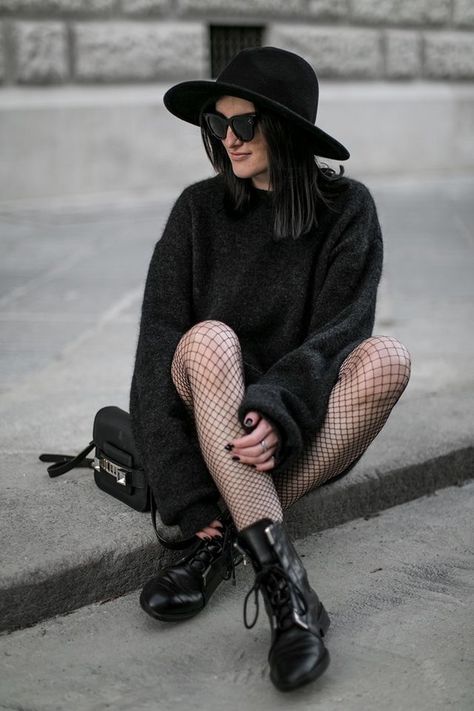 fishnet tights How To Wear Fishnet Tights, Fall Street Styles, Fishnet Outfit, Converse Outfits, Oversized Grey Sweater, Sweater Dress Oversized, Travel Clothes Women, Boating Outfit, Boho Chic Outfits