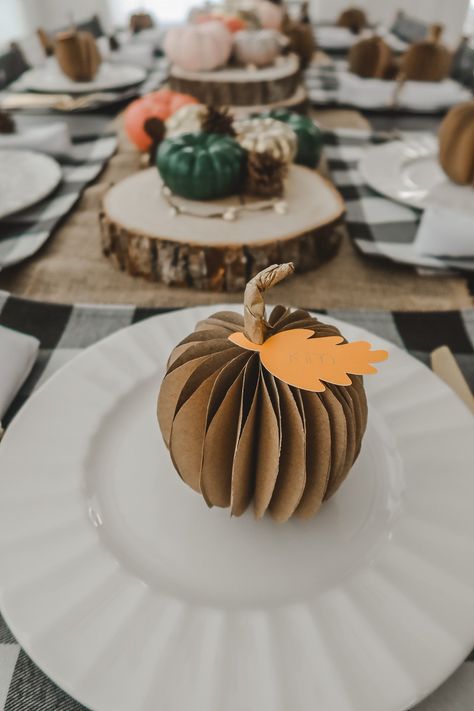 Looking for a few ways to make your Thanksgiving table extra special?!? Here are 6 easy and simple touches to spice up your table spread! Thanksgiving Table Crafts, Festival Crafts, Fun Thanksgiving Crafts, Place Settings Thanksgiving, Thanksgiving Crafts Diy, Thanksgiving Entertaining, Thanksgiving Paper, Paper Pumpkins, Thanksgiving Place Cards