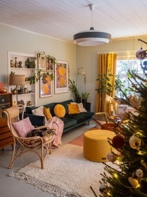 Boho Style Home Living Rooms, Apartment Couch Living Room, Cosy Colourful Living Room, Mid Century Modern Apartment Decor, Hippy Living Room, Post Modern Living Room, Maximalist Interior, Interior Design Per La Casa, Apartment Decoration