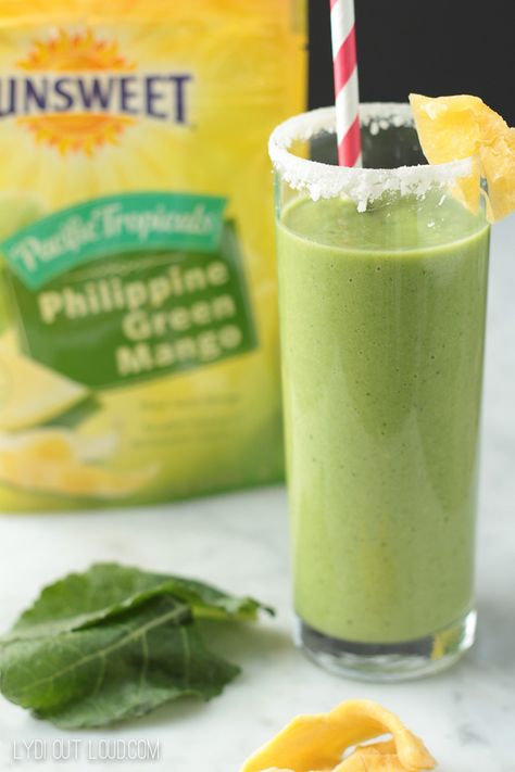 TropiKale Green Smoothie - so delicious and healthy! via @LydiOutLoud Kale Green Smoothie, Kale Snacks, Tropical Smoothie Recipes, Green Smoothie Recipe, Favorite Breakfast Recipes, Breakfast Recipes Sweet, Summer Foods, Tropical Smoothie, Cold Summer