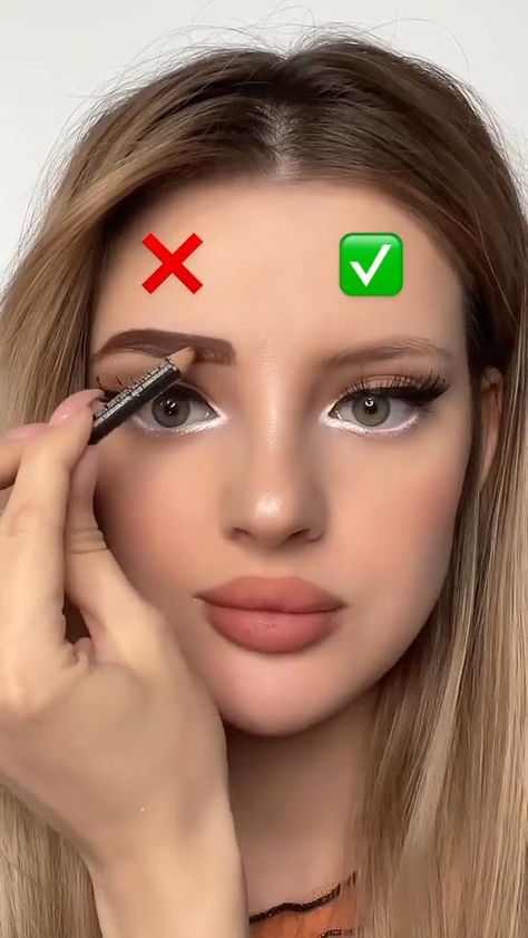 By: @juliettaf Brows Pencil, Lipstick Model, Glittery Eye Makeup, Eyeliner Eyelashes, Makeup Looks For Green Eyes, Eyebrow Makeup Tips, Eyebrow Enhancer, Make Up Videos, Face Makeup Tips