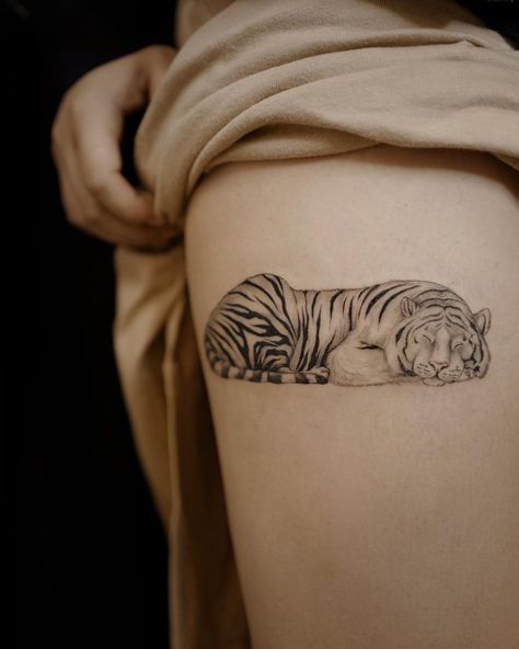 Sleeping tiger Tattoo Tiger, Chinese Dragon Tattoos, Geometric Tattoo Arm, Water Tattoo, Full Sleeve Tattoos, Small Tattoos For Guys, Tiger Tattoo, Tattoo Sleeve Men, Chest Tattoo