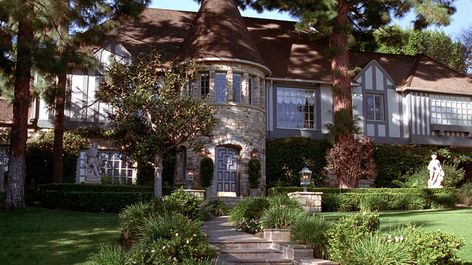 Nice mansion, from the "Clueless." Clueless House, Nice Mansion, Clueless Aesthetic, Clueless 1995, House Yard, Clueless, Mansion, Diva, Home Furniture