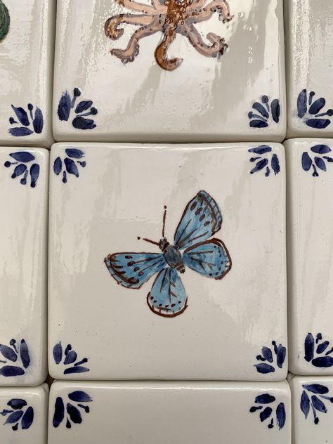 Homemade Ceramic Tiles, Butterfly Ceramic Painting, Flower Kitchen Backsplash, Ceramic Tiles Art, Butterfly Pottery Painting Ideas, Insect Tiles, Bug Tiles, Tile Painting Art, Ceramic Tile Ideas