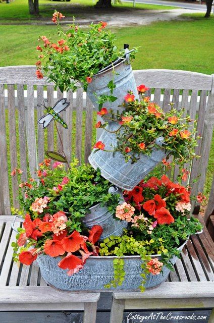 This is fun, iinstead of pots, use buckets Galvanized Bucket Planters, Topsy Turvy Planter, Pictures Of Flowers, Bucket Planters, Galvanized Buckets, Topsy Turvy, Have Inspiration, Garden Containers, Deco Floral