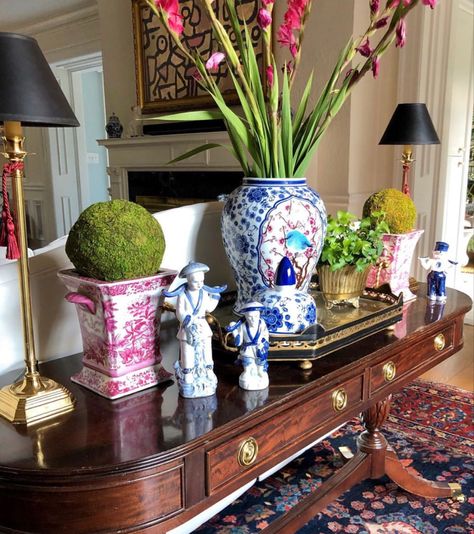 Chinoiserie Vase Decor, Chinoiserie Living Room Ideas, Chinoiserie Interior, Colourful Living Room Decor, Chinoiserie Decorating, Chinoiserie Chic, Entry Table, Balboa, White Decor