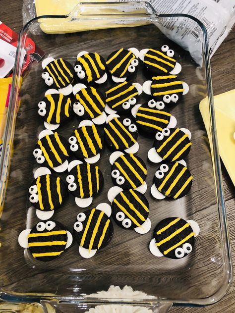 Bee Oreo Cookies, Oreo Bees, Bumble Bee Oreos, Bee Oreos, Snails Recipe, Edible Eyes, Bee Cookies, Bumble Bee Birthday, Bee Wings