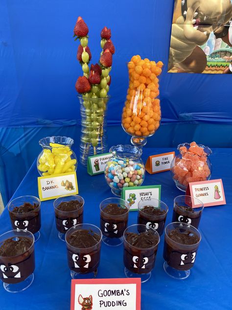 Mario Birthday Snack Ideas, Mario Food Party, Super Mario Themed Snacks, Super Mario Dinner Ideas, Mario Party Snack Ideas, Mario Themed Party Food, Mario Party Candy Table, Mario Party Snacks Food Ideas, Mario Snacks Food Ideas