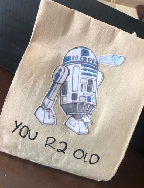 Boyfriend gift ideas Star Wars Gifts For Boyfriend, Star Wars Gift Basket, R2d2 Star Wars, Cute Gift Wrapping Ideas, Boyfriend Gift Ideas, Surprise Boyfriend, Drawing Stars, Birthday Surprise Boyfriend, Star Wars R2d2