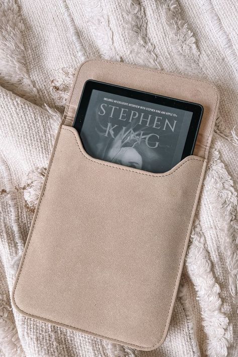 neutral kindle sleeve Kindle Aesthetic Case Clear, Kindle Paperwhite Aesthetic Case, Kindle Setup, Kindle Case Aesthetic, Kindle Paperwhite Aesthetic, Kindle Aesthetic Case, Readers Aesthetic, Kindle Girlie, Kindle Bag