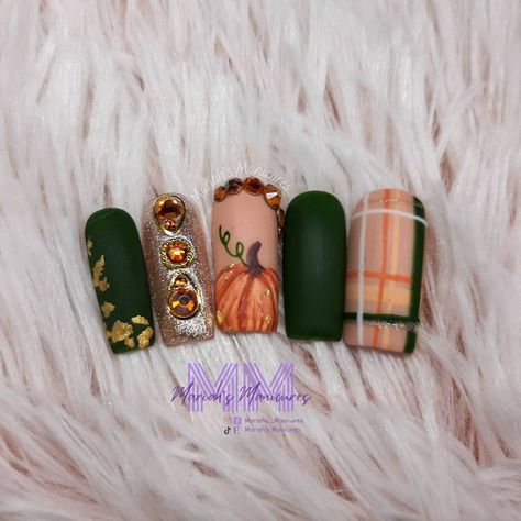 You will receive 16 nails total. The extra 6 designs may vary. Design, color, gems, etc, may alter from initial stock photo depending on supplies. Some colors are custom mixed, but will be as close to shown as possible. Please take into consideration light differences from in person to on screen. Green Fall Nails, Nails Plaid, Nails Pumpkin, Plaid Nail Designs, Holloween Nails, Oh My Gourd, Thanksgiving Nail Designs, Nails Autumn, Fall Gel Nails