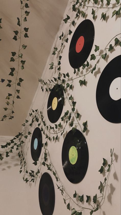 Room With Records On The Wall, Vinyl Disc Wall, Vinyls On Wall Aesthetic Bedroom, Disc Room Decor, Discs On Wall, Aestethic Room Vintage, Discs On Wall Aesthetic, Vintage Indie Bedroom, Record Disc Wall Decor